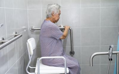 Main features of a walk in shower for the elderly