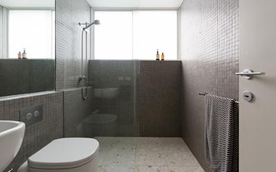 Main features of a walk in shower